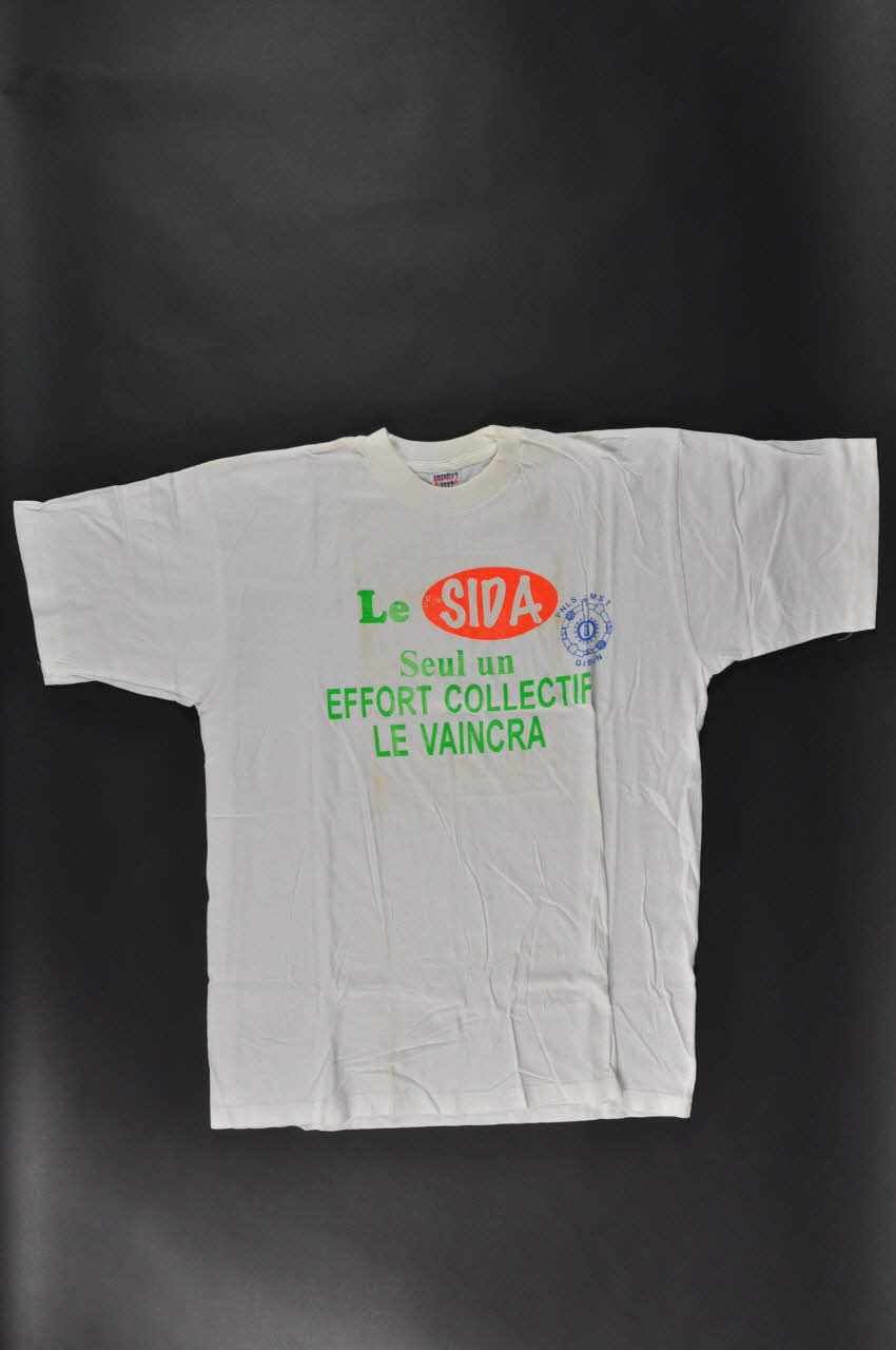 tee-shirt "Le Sida. Seul un effort collectif le vaincra" 2004.201.28 Photo Mucem