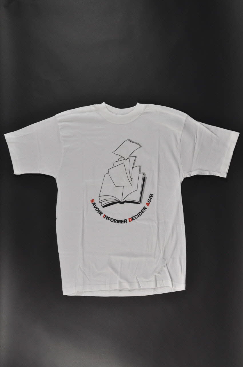 Centre National D'information Et De Documentation tee-shirt "Savoir, Informer, Décider, Agir" Gabon 2000/2 2004.201.29 Photo Mucem