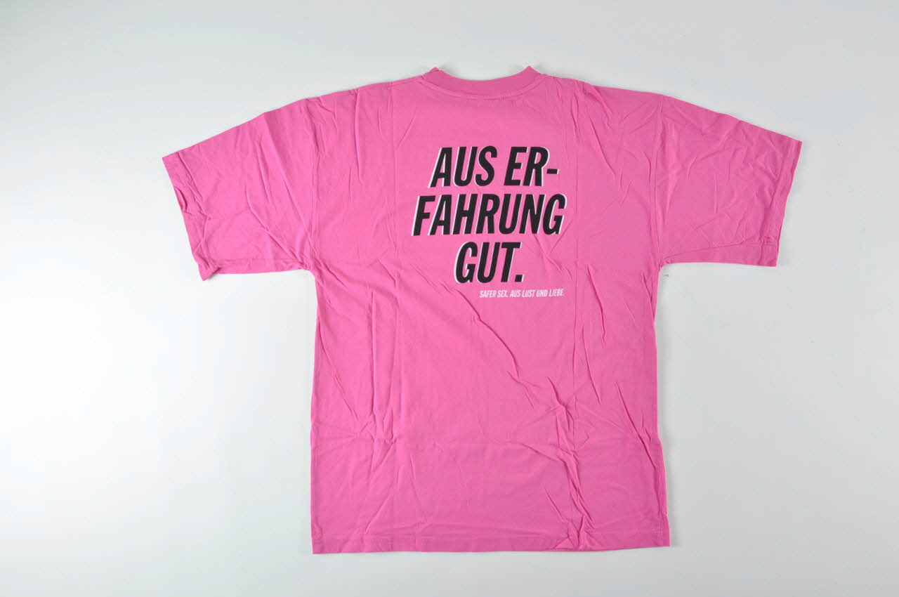 tee-shirt "Aus er fahrung gut" (On est capable de le mettre dehors ??) 2004.201.34 Photo Mucem