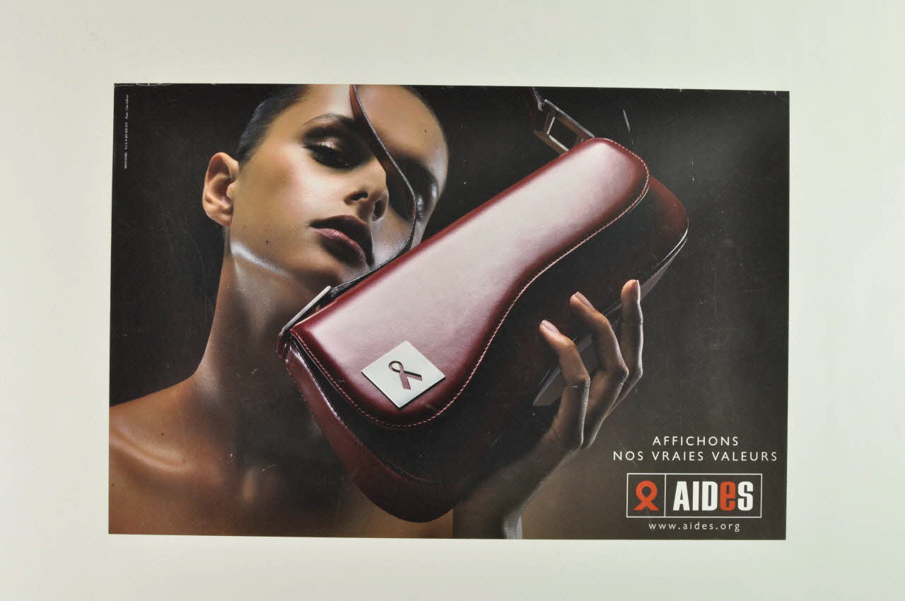 AIDES affiche "Affichons nos vraies valeurs" (sac et ruban rouge) France 2003 2004.201.4 Photo Mucem