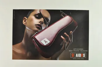 AIDES affiche "Affichons nos vraies valeurs" (sac et ruban rouge) France 2003 2004.201.4 Photo Mucem