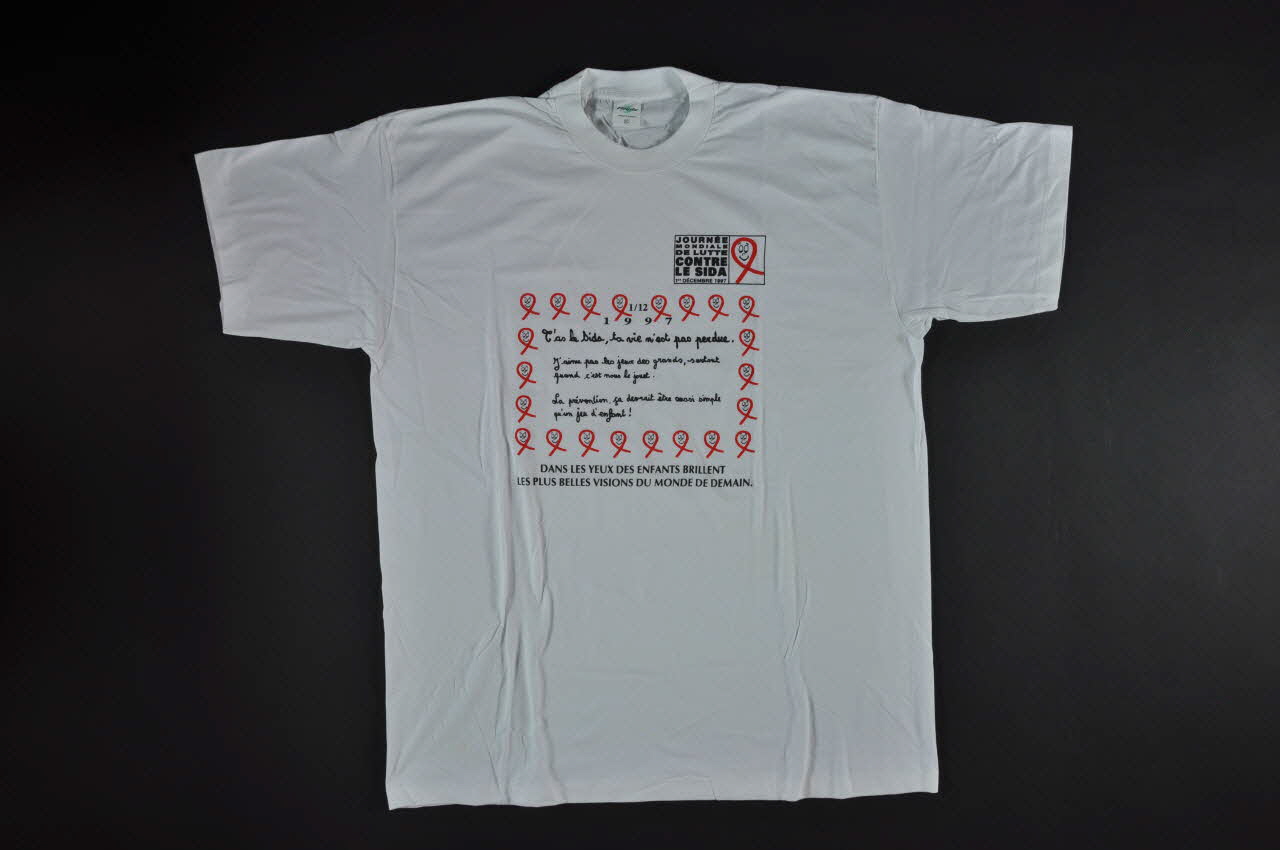 tee-shirt "Dans les yeux des enfants brillent les plus belles visions du monde de demain" France 1997 2004.201.42 Photo Mucem