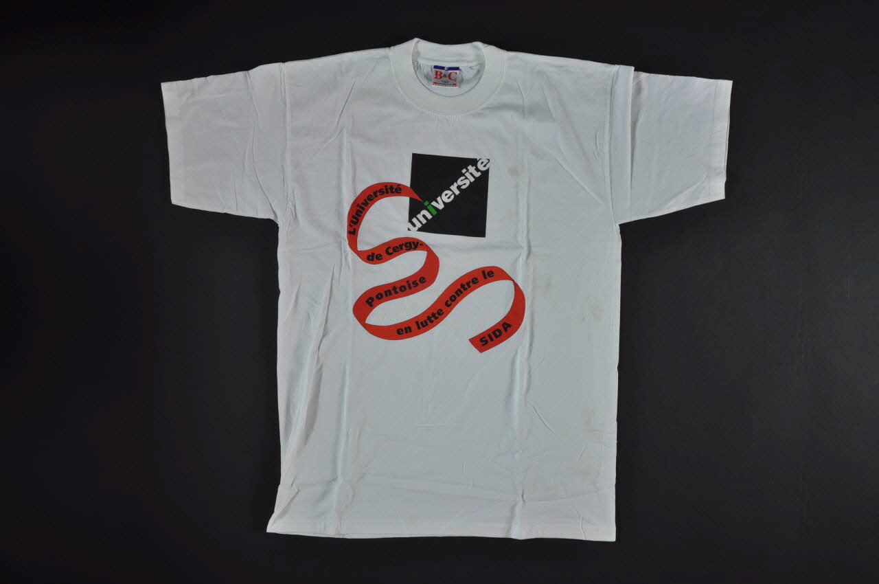 tee-shirt "L'Université de Cergy-Pontoise en lutte contre le sida" 2004.201.44 Photo Mucem