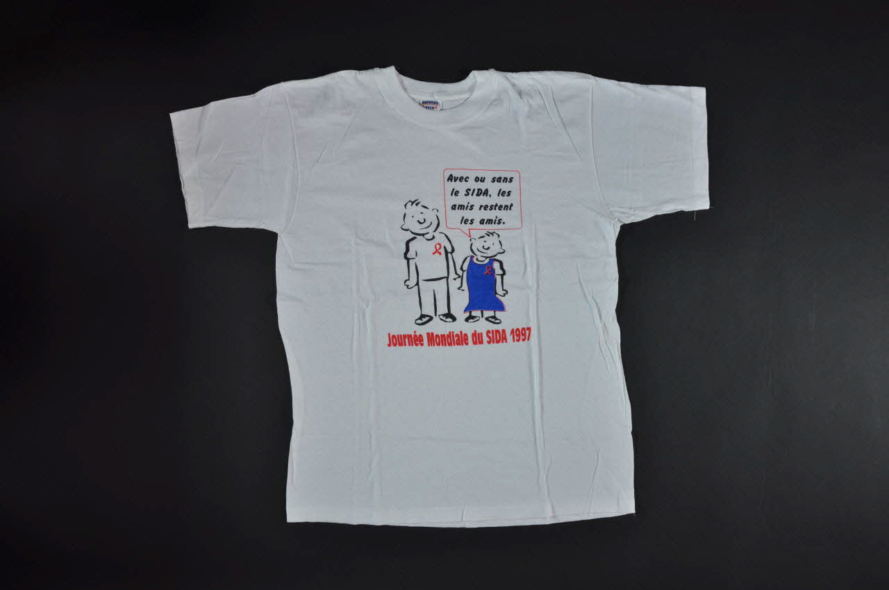 tee-shirt "Avec ou sans le Sida, les amis restent les amis" France 1997 2004.201.46 Photo Mucem