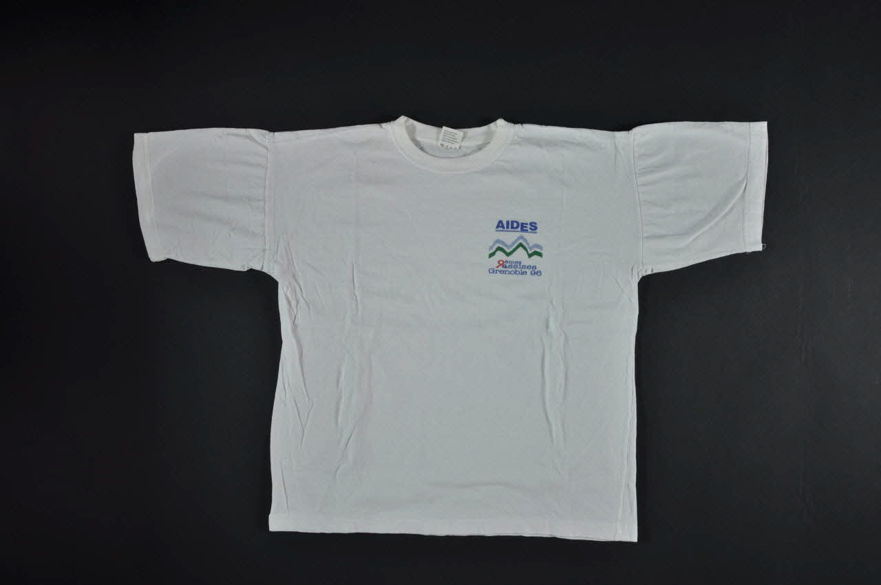 AIDES tee-shirt "AIDES 9èmes assises Grenoble 96" Rhône-Alpes, France 1996 2004.201.49 Photo Mucem