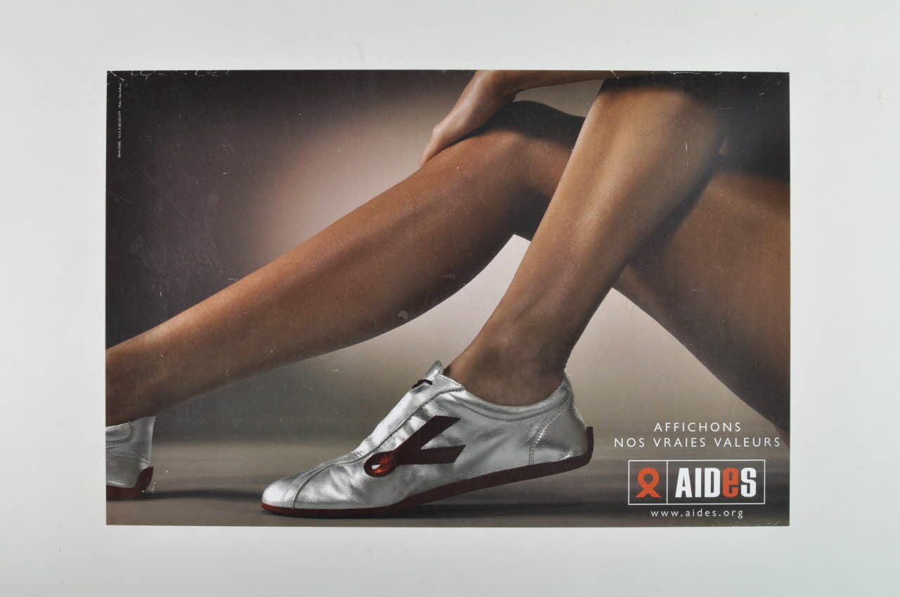 AIDES affiche "Affichons nos vraies valeurs" (chaussure et ruban rouge) France 2003 2004.201.5 Photo Mucem