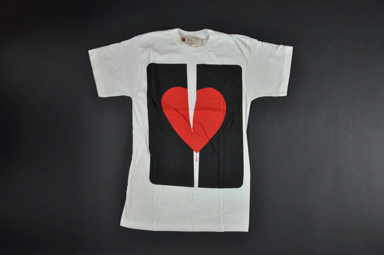 Association pour la Recherche, la Communication et les Actions pour l'Accès aux Traitements (ARCAT) tee-shirt "ARCAT" France 1990 2004.201.56 Photo Mucem