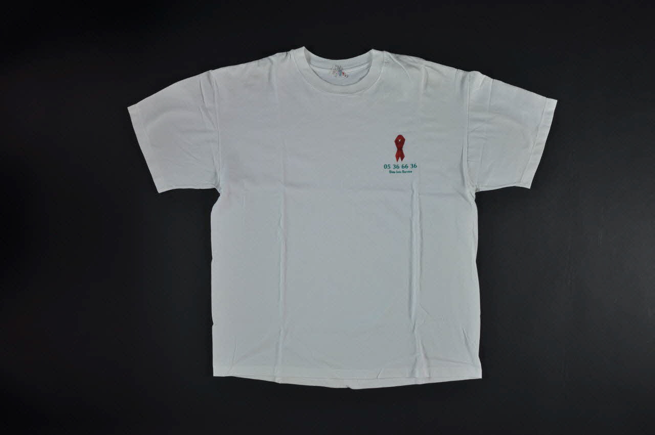 tee-shirt "05 36 66 36 Sida Info Service" 2004.201.57 Photo Mucem