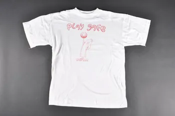 tee-shirt "Play safe" (Jouez en sécurité) 2004.201.66 Photo Mucem