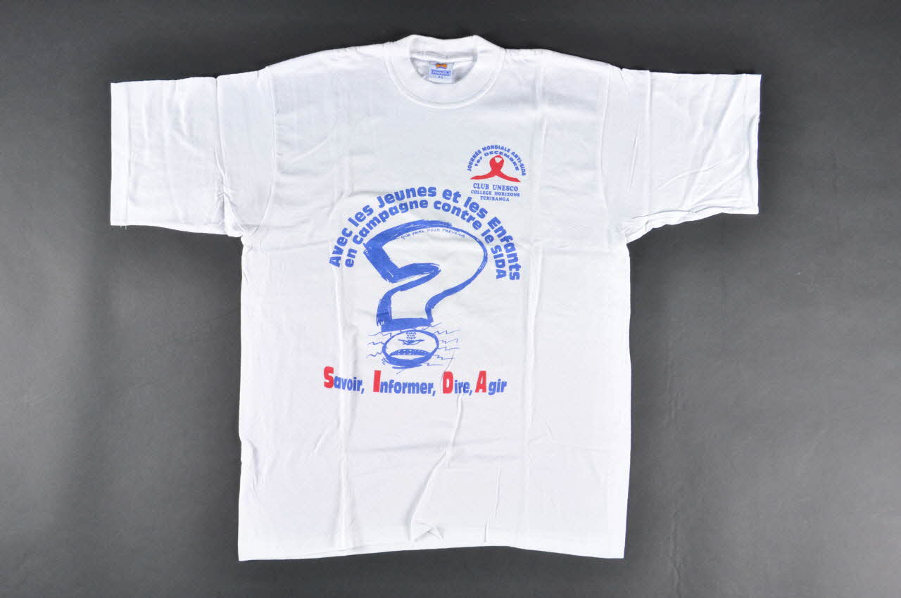 tee-shirt "Comportement responsable : différer les rapports sexuels" 2004.201.71 Photo Mucem