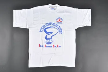 tee-shirt "Comportement responsable : différer les rapports sexuels" 2004.201.71 Photo Mucem