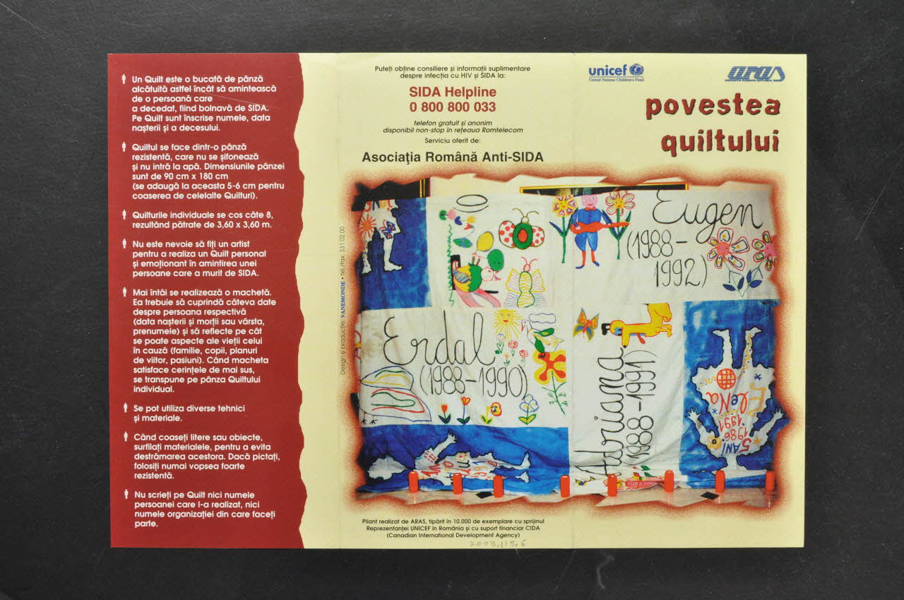 Asociatia Romana Anti-Sida (Aras) Dépliant "Povesta quiltului" (le quilt des noms ?) Roumanie 2003 2003.115.6 Photo Mucem