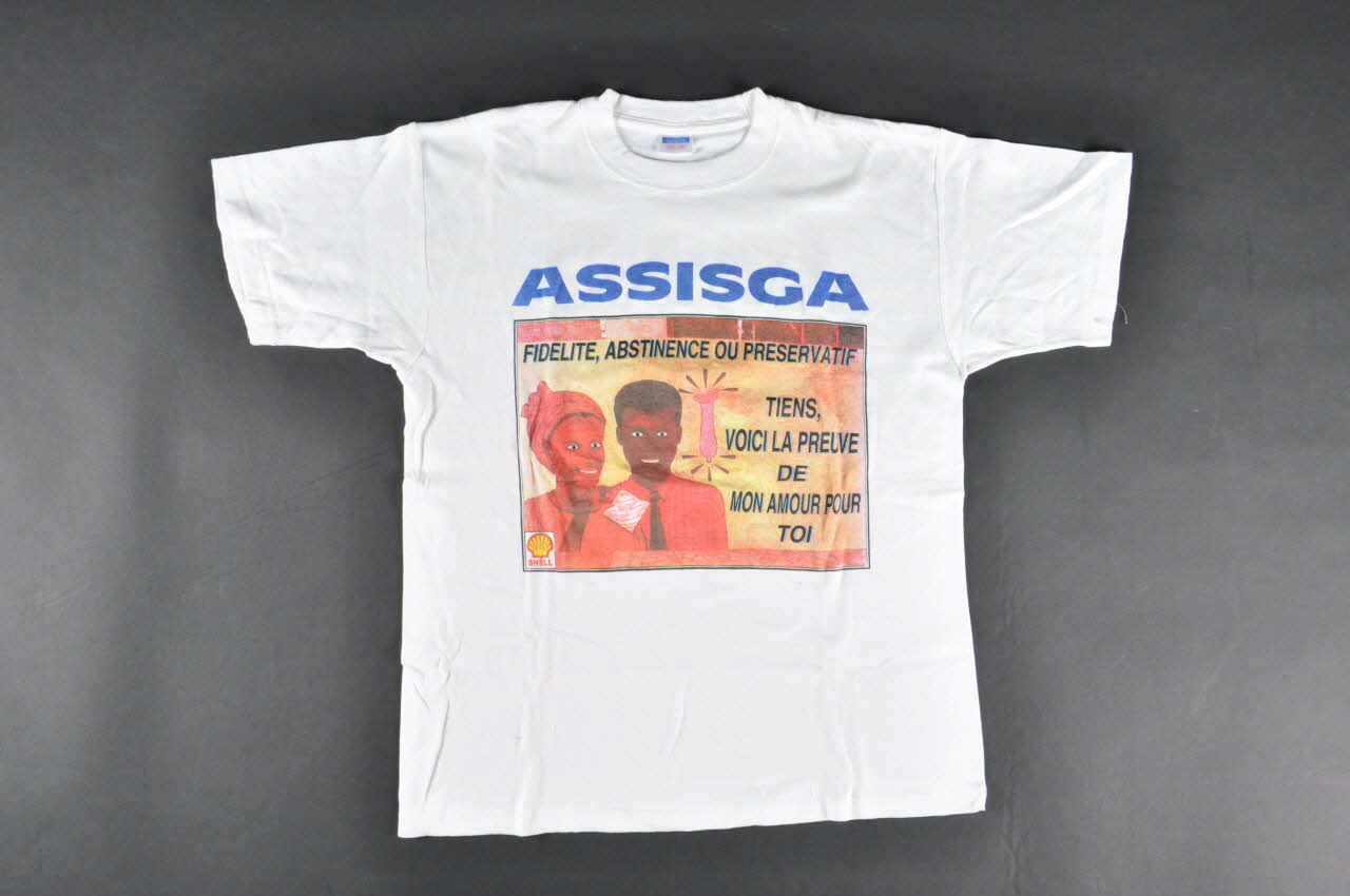 tee-shirt "Fidélité abstinence ou préservatif. Tiens voici la preuve de mon amour pour toi." 2004.201.72 Photo Mucem