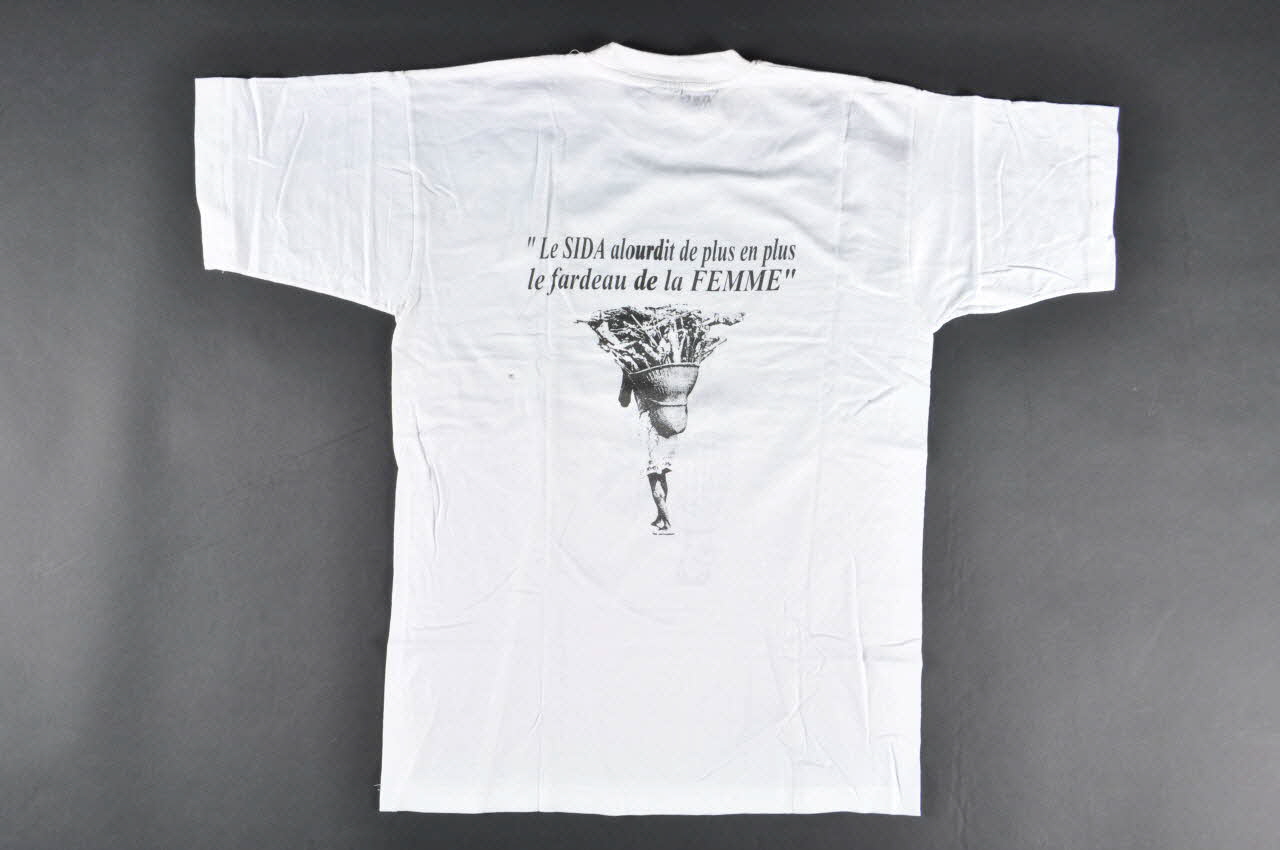 tee-shirt "Attention ma soeur . le sida est bien chez nous" 2004.201.78 Photo Mucem