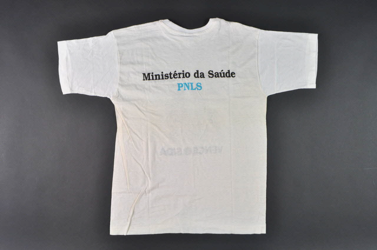 tee-shirt "A familia Unida Vence a sida" (Une famille unie vainct le sida) 2004.201.81 Photo Mucem