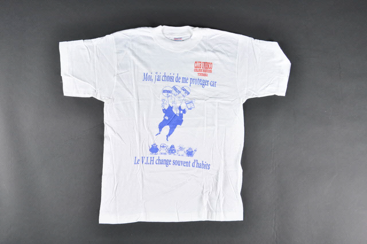 tee-shirt "Moi j'ai choisi de me protéger car le VIH change souvent d'habits" 2004.201.84 Photo Mucem