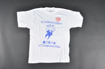 tee-shirt "Moi j'ai choisi de me protéger car le VIH change souvent d'habits" 2004.201.84 Photo Mucem