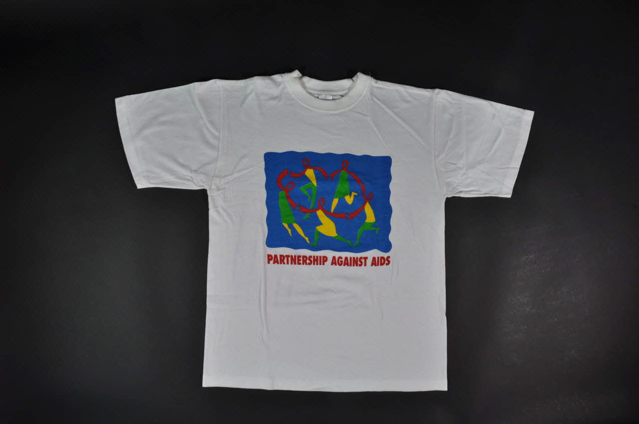 tee-shirt "Partnership against AIDS" (Partenariat contre le sida) 2004.201.87 Photo Mucem