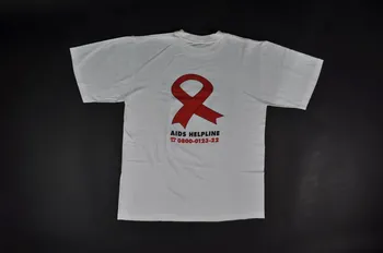 tee-shirt "Partnership against AIDS" (Partenariat contre le sida) 2004.201.87  Photo Mucem