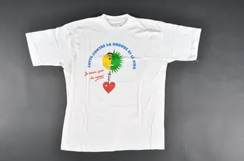 tee-shirt "Lutte contre la drogue et le sida. Je veux que tu vives" 2004.201.88  Photo Mucem