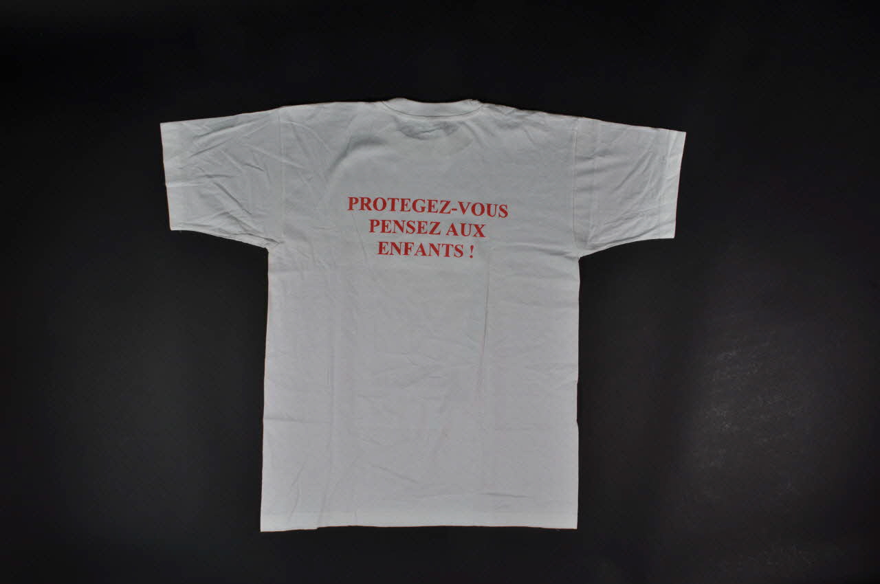 tee-shirt "Protégez-vous. pensez aux enfants" 2004.201.90 Photo Mucem