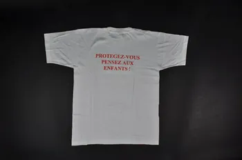 tee-shirt "Protégez-vous. pensez aux enfants" 2004.201.90 Photo Mucem