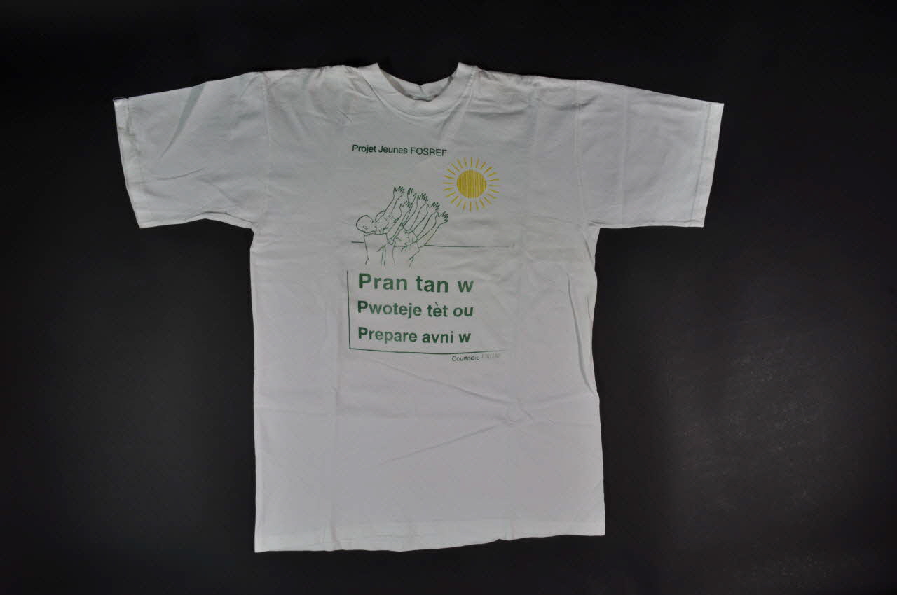 tee-shirt "Pran tan w. Pwoteje tèt ou. Prepare avni w" 2004.201.94 Photo Mucem