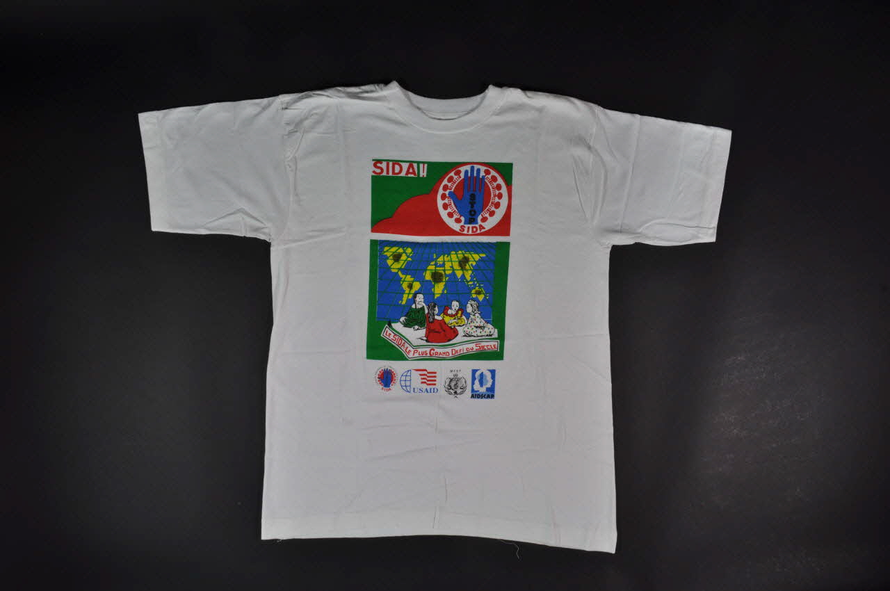 Comité National De Prévention Du Sida, Usaid, tee-shirt "Le sida. Le plus grand défi du siècle" Afrique 1995 2004.201.95 Photo Mucem