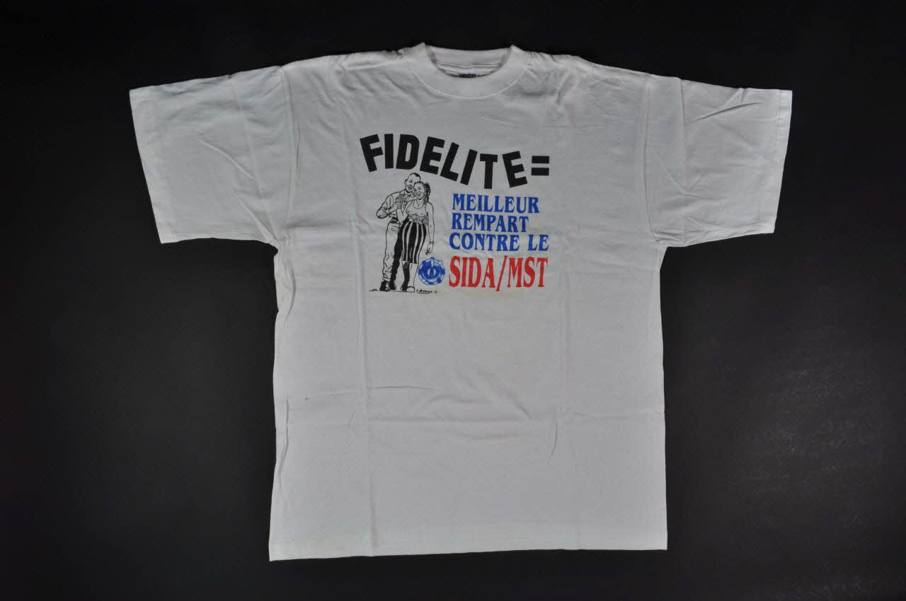 tee-shirt "Fidélité. Meilleur rempart contre le sida /MST" Afrique 1995 2004.201.97 Photo Mucem