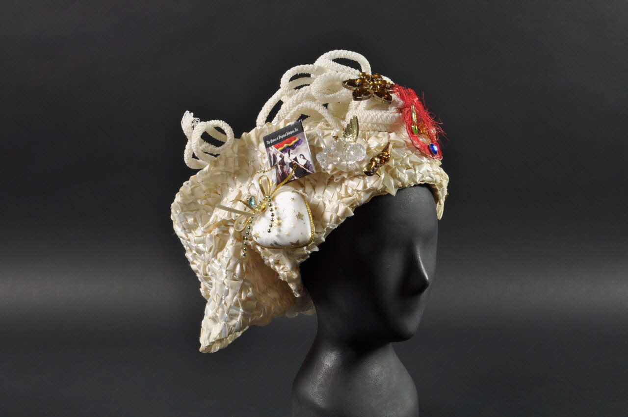 Soeurs de la Perpétuelle Indulgence - San Francisco CORNETTE cornette Île-de-France, France 2003 2004.202.12.1-2 Photo Mucem