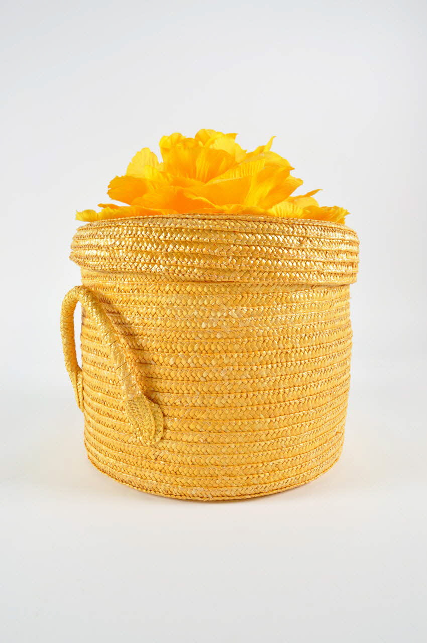 Soeurs de la Perpétuelle Indulgence - San Francisco boîte boite à chapeau fermée par une fleur en papier Île-de-France, France 2003 2004.202.13.1-2 Photo Mucem