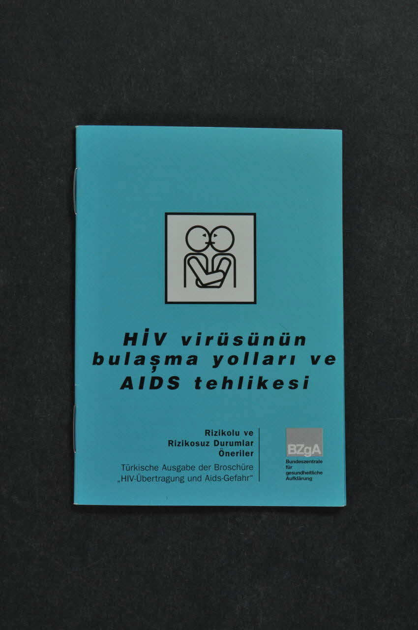 Bundeszentrale FüR Gesundheitliche Aufklarung (BZGA) BROCHURE "HIV virüsünün bulasma yollari ve AIDS tehlikesi" "Transmission du virus HIV et risque de Sida" (en turc) Allemagne 2002/3 2003.117.17 Photo Mucem