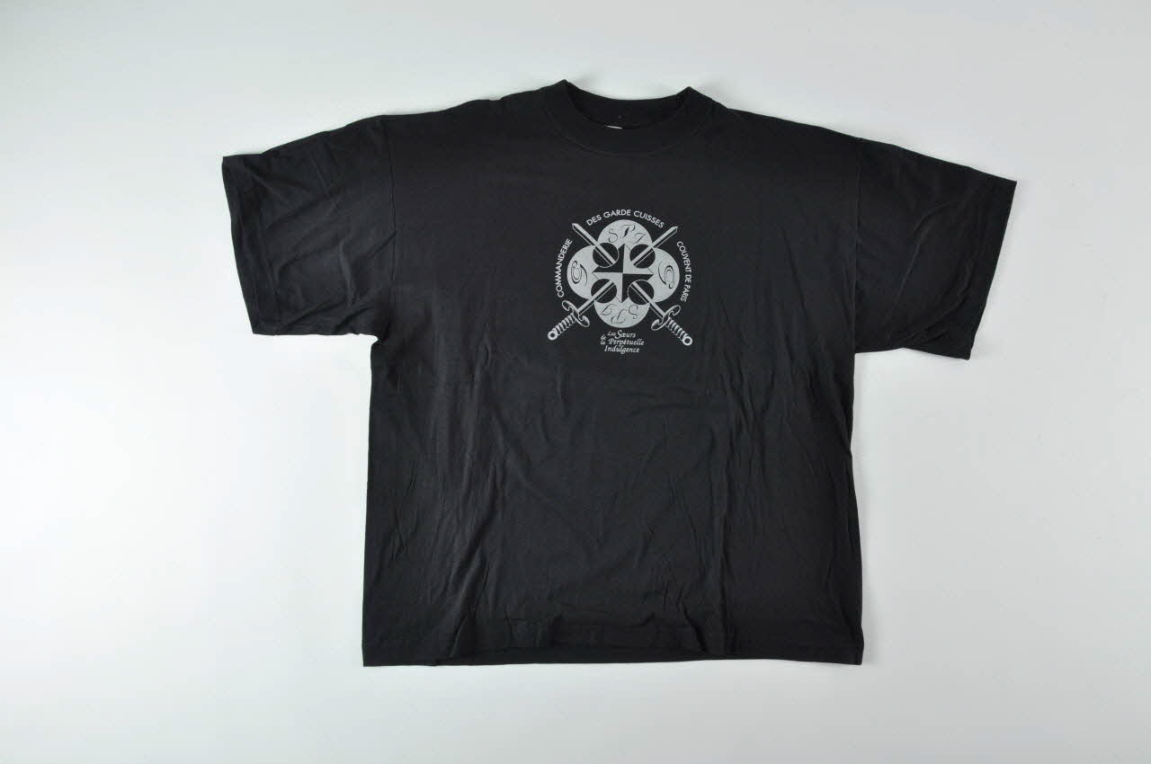 Soeurs de la Perpétuelle Indulgence - San Francisco tee-shirt "Commanderie des garde cuisses. Couvent de Paris. Les soeurs de la Perpétuelle Indulgence" Île-de-France, France 2003 2004.202.7 Photo Mucem