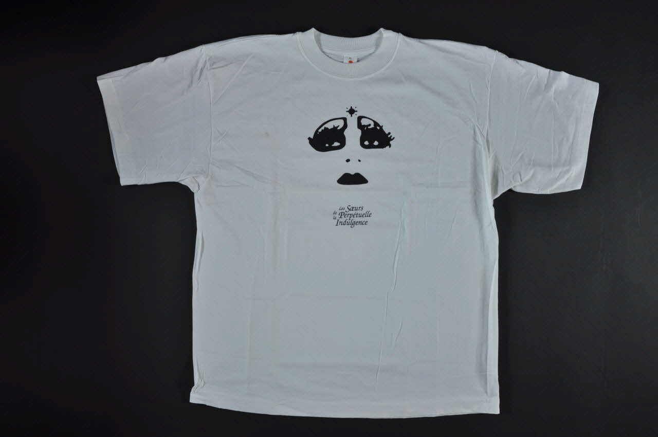 Soeurs de la Perpétuelle Indulgence - San Francisco tee-shirt "Les soeurs de la perpétuelle indulgence" Île-de-France, France 2003 2004.202.8 Photo Mucem