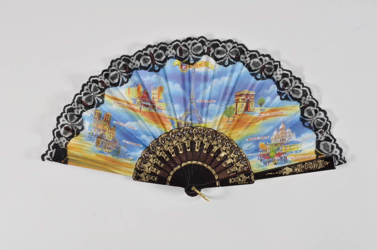 Soeurs de la Perpétuelle Indulgence - San Francisco éventail Eventail avec vues de Paris : élément de tenue de soeur Île-de-France, France 2003 2004.202.9 Photo Mucem