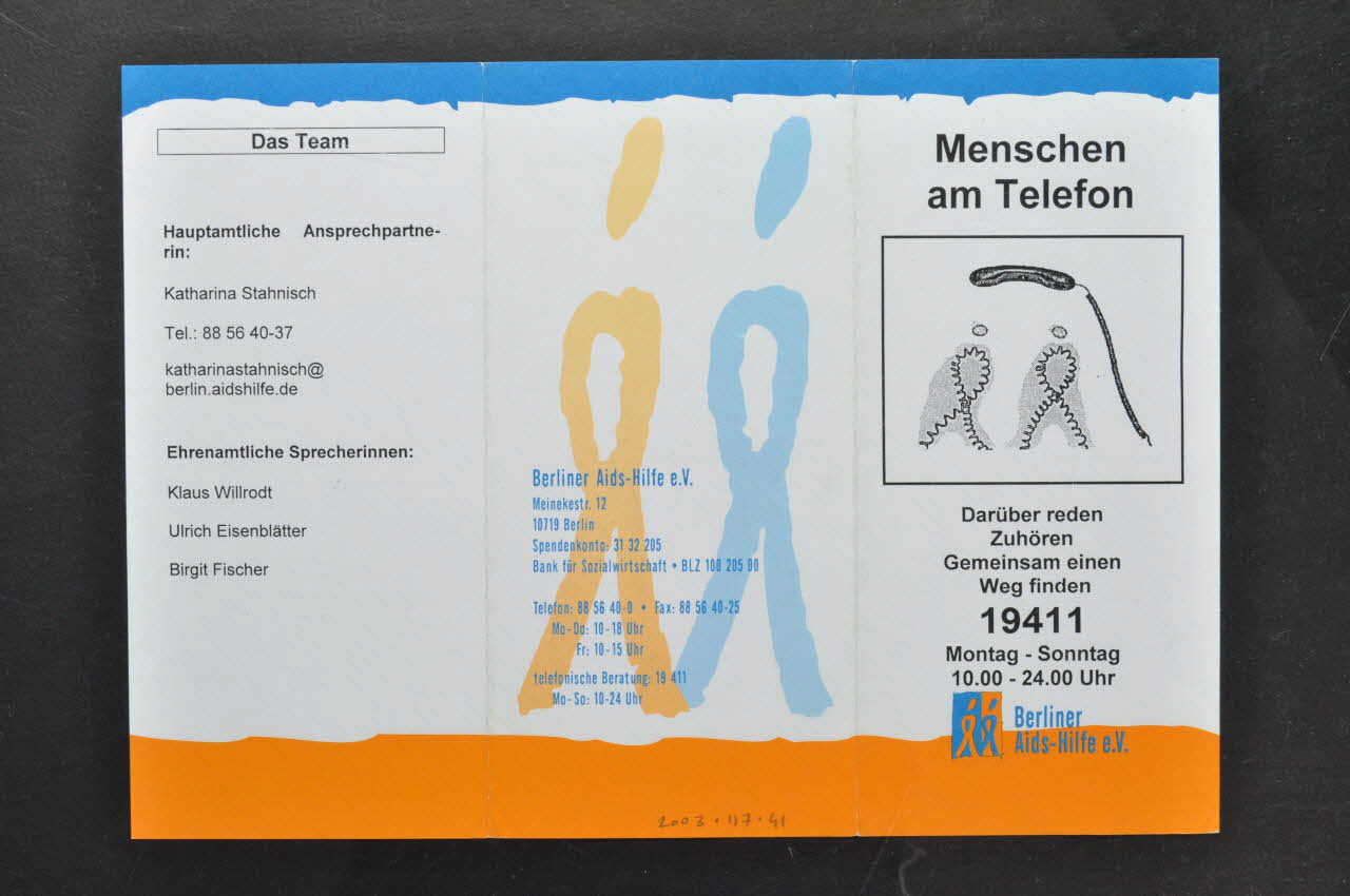 Berliner Aids-Hilfe Dépliant Menschen am Telefon (Hommes au téléphone) Allemagne 2003 2003.117.41 Photo Mucem