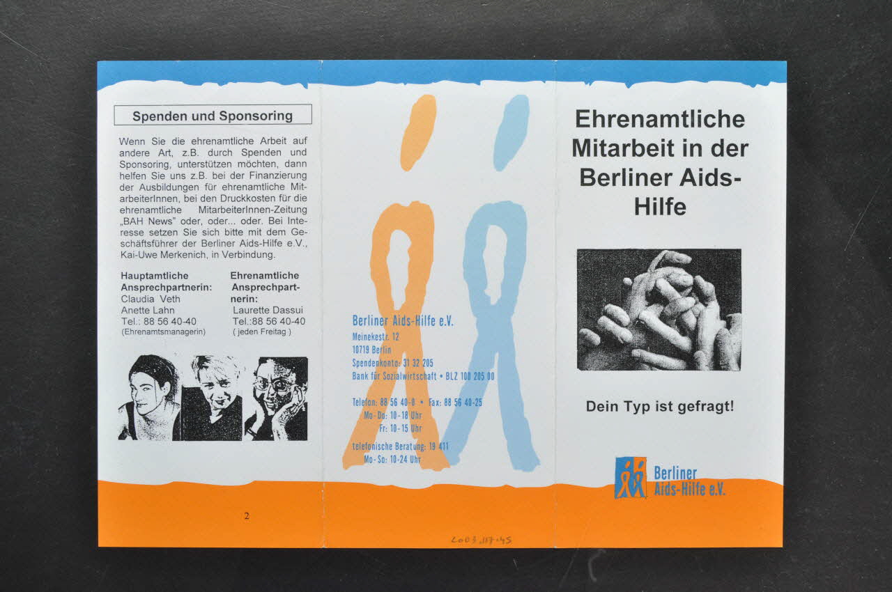Berliner Aids-Hilfe Dépliant "Ehrenamtliche Mitarbeit in der Berliner AIDSHilfe" (Collaborer bénévolement à la Berliner Aids-Hilfe) Allemagne 2003 2003.117.45 Photo Mucem