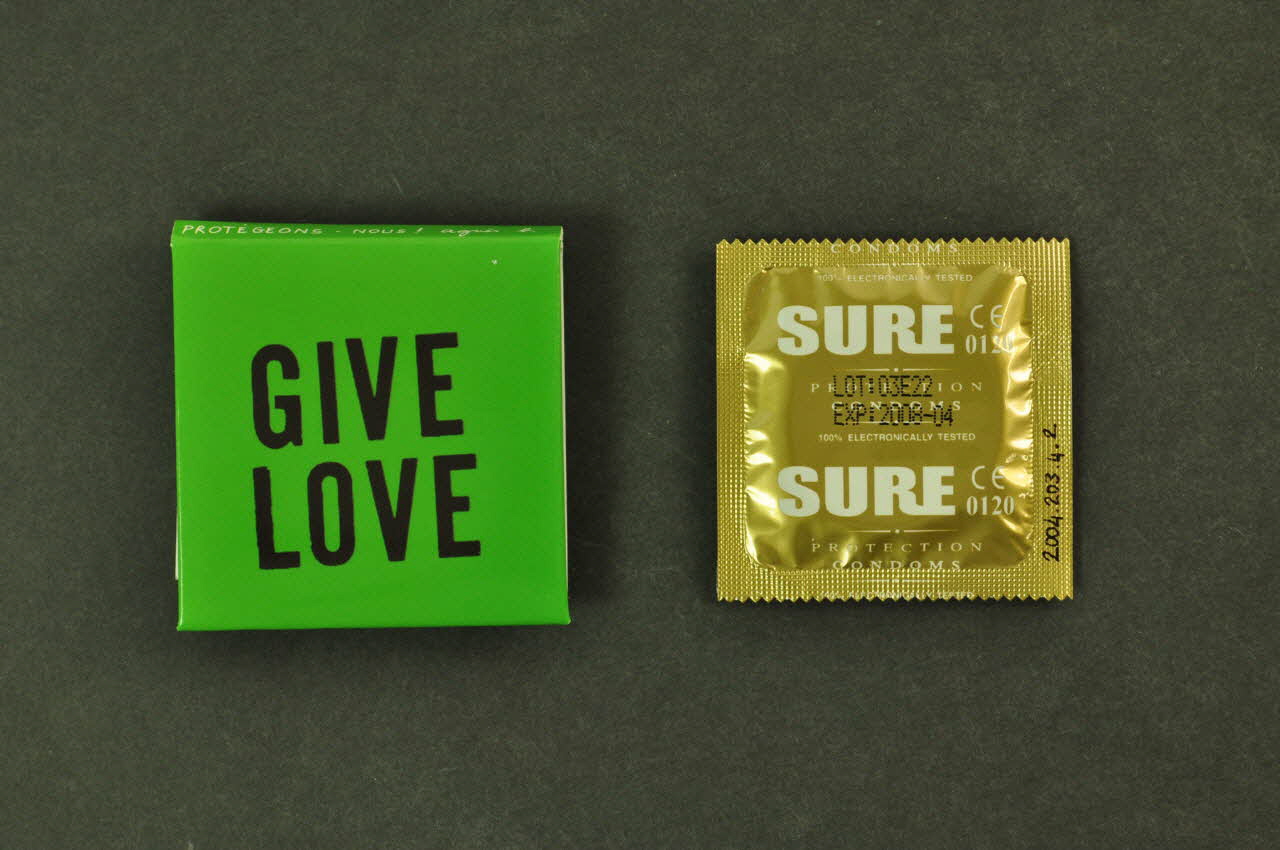 agnès b. Emballage de préservatif France 2004 2004.203.4.1-2 Photo Mucem