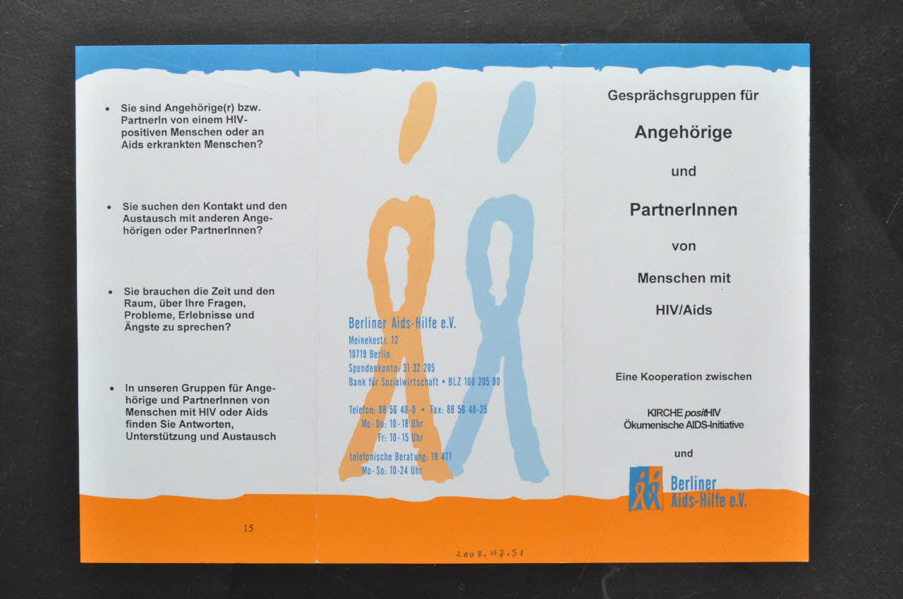 Berliner Aids-Hilfe Dépliant "Gesprächsgruppen für Angehörige und PartnerInnen von Menschen mit HIV/Aids (Groupe de parole pour proches et partenaires d'hommes séropositifs) Allemagne 2003 2003.117.51 Photo Mucem