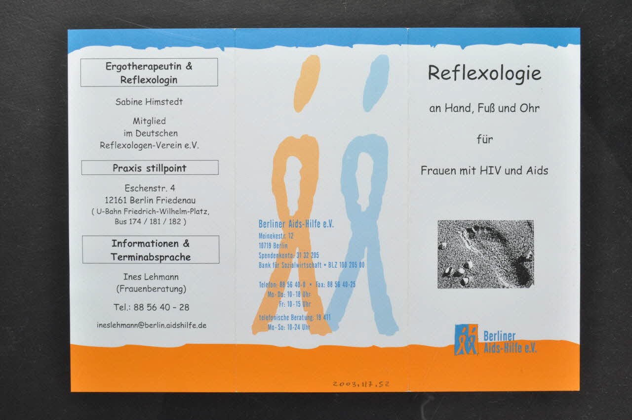 Berliner Aids-Hilfe Dépliant "Reflexologie an Hand, Fuss und Ohr für Frauen mit HIV und AIDS" (Réflexologie pour la main, le pied et l'oreille, pour les femmes séropositives) Allemagne 2003 2003.117.52 Photo Mucem