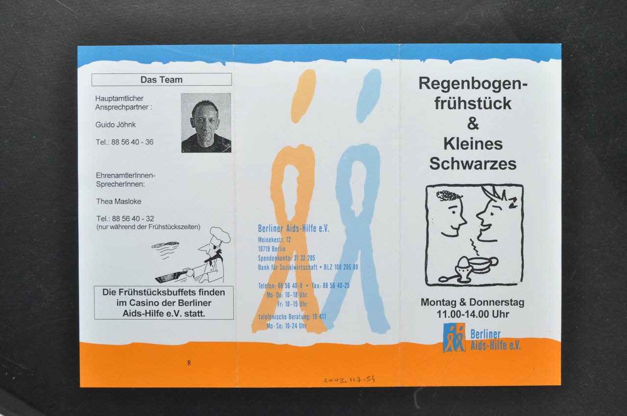 Berliner Aids-Hilfe Dépliant "Regenbogen frühstück & Kleines Schwarzes" (Petit déjeuner arc en ciel et petit café noir) Allemagne 2003 2003.117.54 Photo Mucem
