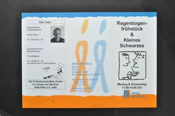Berliner Aids-Hilfe Dépliant "Regenbogen frühstück & Kleines Schwarzes" (Petit déjeuner arc en ciel et petit café noir) Allemagne 2003 2003.117.54  Photo Mucem