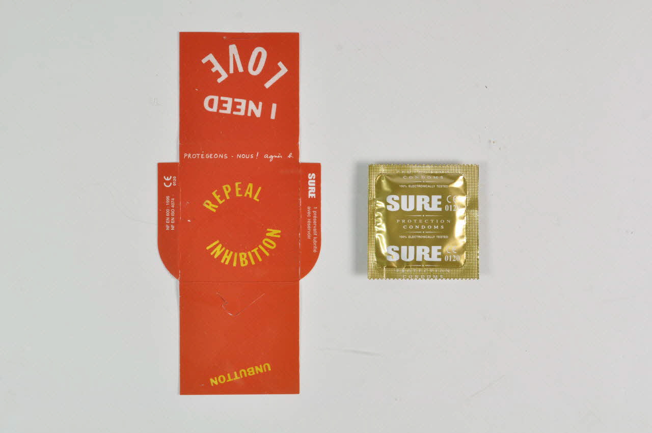 agnès b. Préservatif Protégeons-nous / I need love (J'ai besoin d'amour) France 2004 2004.203.5.1-2 Photo Mucem