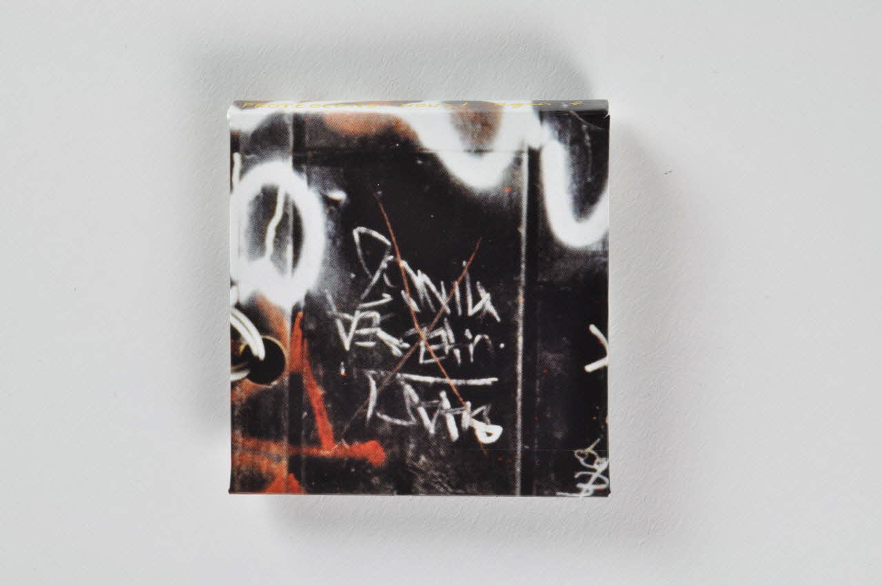 agnès b. Préservatif Protégeons-nous France 2004 2004.203.9.1-2 Photo Mucem