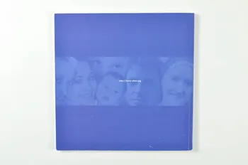 Aids Foundation East-West (AFEW) BROCHURE "Annual report 2001 2002 Russie 2002 2004.204.1  Photo Mucem