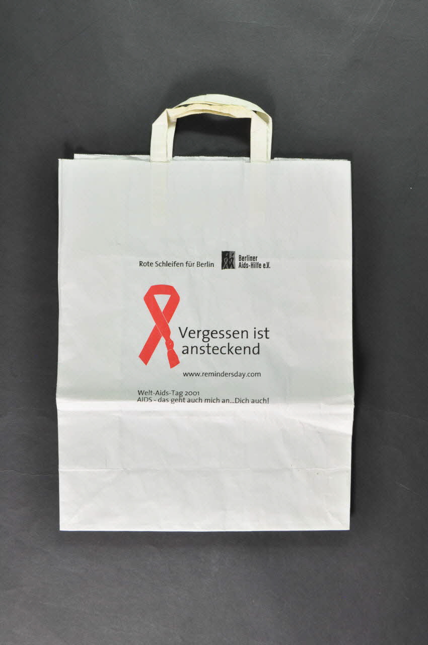 Berliner Aids-Hilfe Sac en papier Sac en papier "Vergessen ist ansteckend" Allemagne 2003 2003.117.70 Photo Mucem