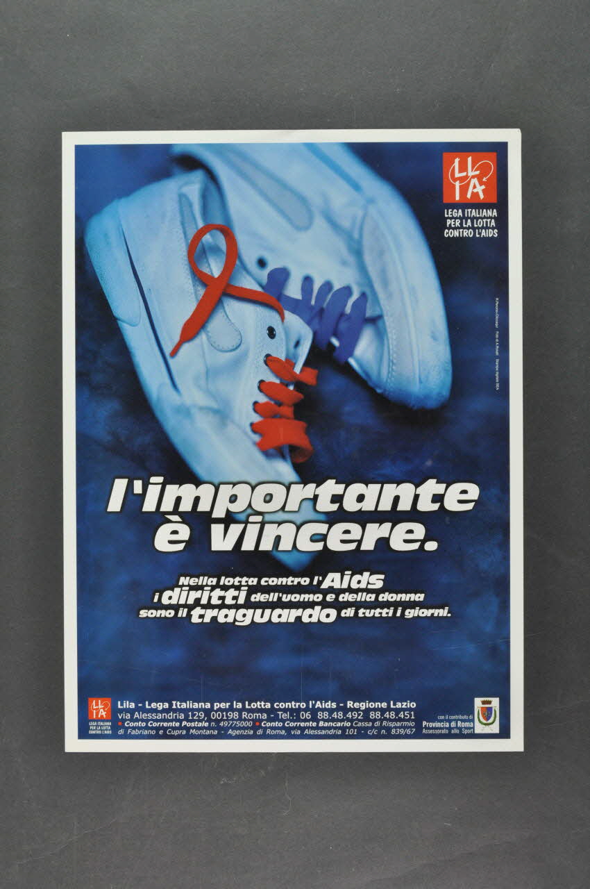 affichette " L'importante è vincere. Nella lotta contro l'AIDS i diritti dell' uomo e della donna sono il traguardo  di tutti i giorni" (L'important est de vaincre. Dans la lutte contre le sida, les droits de l'homme et de la femme sont un objectif quotidien) 2003.119.6 Photo Mucem