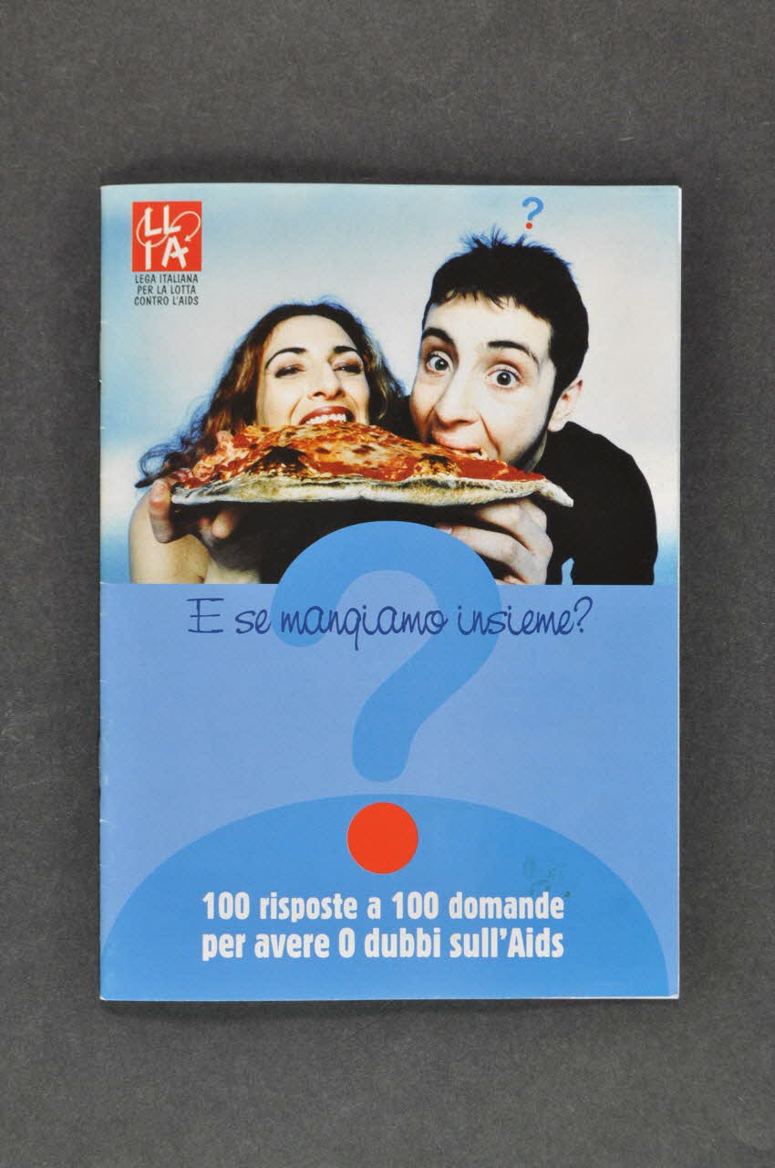 BROCHURE "E se mangiamo insieme ?, 100 riposte a 100 domande per avere 0 dubbi sull'Aids"  (Et si nous mangions ensemble ? 100 réponses à 100 questions pour avoir 0 doutes sur le sida) 2003.119.7 Photo Mucem