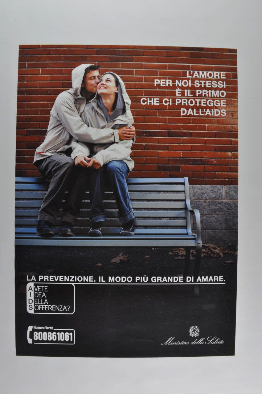 Ministero Della Salute affiche Affiche "L'amore per noi stessi è il primo che ci protegge dall'AIDS / La prevenzione, il modo piu grande di amare" (couple hétéro) (L'amour pour nous mêmes est la première chose qui nous protège du sida / La prévention, la meilleure façon d'aimer) Italie 2003 2003.120.3 Photo Mucem