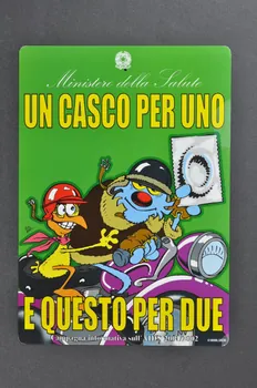 Ministero Della Salute affichette "Un casco per uno e questo per due" (Un casque par personne et ceci pour deux) Italie 2001 2003.120.5 Photo Mucem